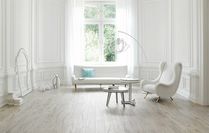 Holz, das gar keines ist: Die täuschend echte Optik länglicher Keramikfliesen strahlt echte Natürlichkeit aus und überzeugt auf dem Boden und an der Wand. So entsteht ein charakterstarkes und behagliches Raumbild.