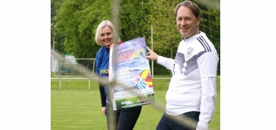 Haben schon einmal mit ein paar Schüssen aufs Tor in Stimmung gebracht: Anja Kalski (ANZEIGER) und Jens Themsen (Volksbank).