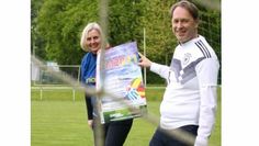 Haben schon einmal mit ein paar Schüssen aufs Tor in Stimmung gebracht: Anja Kalski (ANZEIGER) und Jens Themsen (Volksbank).