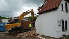 Das älteste Gebäude muss zuerst weichen: Das leerstehende „Haus der Begegnung und Bewegung“ wird derzeit abgerissen, dort soll ein neues Verwaltungsgebäude entstehen.