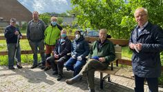 Probesitzen auf der neuen Bank: v.l.n.r.: Rolf-Günter Heinrich und Ingo Buchenau von der Borgfelder Schützengilde, drei Mitarbeiter der Werkstatt Bremen (maskiert), Klaus Buchenau von der Borgfelder Schützengilde und Ortsamtsleiter Karl-Heinz Bramsiepe.