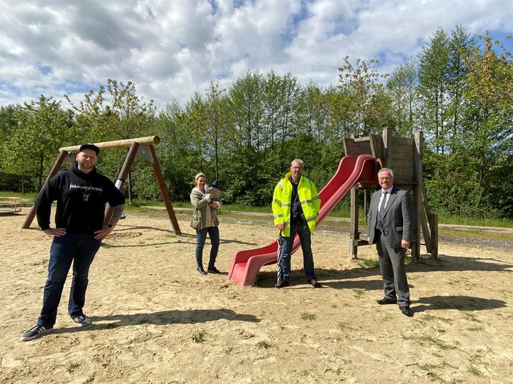 Neben Initiator Marcus Beyer, besichtigten Daniela Hinrichs sowie Bürgermeister Stefan Schwenke und der Abteilungsleiter für Hoch- und Tiefbau Dipl.-Ing. Guido Kahle der Gemeinde Worpswede den sanierungsbedürftigen Spielplatz.