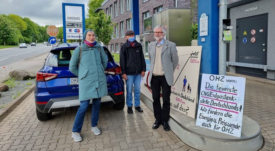 Hildegard Ziegler-Gräbe, Werner Gräbe und Eckhart Christiansen sind über den unerklärlichen Preisanstieg um 67 Prozent an der Erdgas-Tankstelle in der Schwaneweder Straße verärgert.