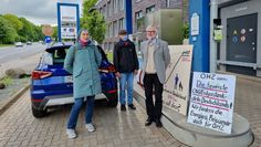 Hildegard Ziegler-Gräbe, Werner Gräbe und Eckhart Christiansen sind über den unerklärlichen Preisanstieg um 67 Prozent an der Erdgas-Tankstelle in der Schwaneweder Straße verärgert.