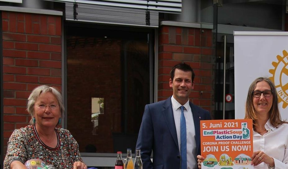 Der Rotary Club Osterholz rührt die Werbetrommel für den ersten EndPlasticSoup Aktionstag in der Kreisstadt. Bürgermeister Torsten Rohde tritt als Schirmherr der Aktion auf, die Sparkasse Rotenburg Osterholz konnte als Hauptsponsor gewonnen werden. Foto: jm