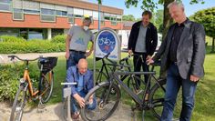 Unter den kritischen Blicken von Schulleiter Wilhelm Windmann, BBS-Umweltbeauftragtem Frank Helmes und Initiator Andreas Fuhrken „betankt“ Jürgen Grimm, Koordinator Qualitätsmanagement an der BBS, erstmals das Fahrrad des Schulleiters an der neuen Lufttankstelle. Foto: nek