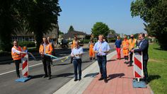 Manfred Knust (2. v. re.) und Holger Meyer (Mitte) gaben gemeinsam mit Vertrtern der Firma Matthäi und der Straßenbauverwaltung die sanierte Straße frei.