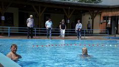 Bademeister Bernd Stellmacher und Ursel Rademacher haben die Badesaison im Bokeler Waldbad eröffnet. Fotos: kh