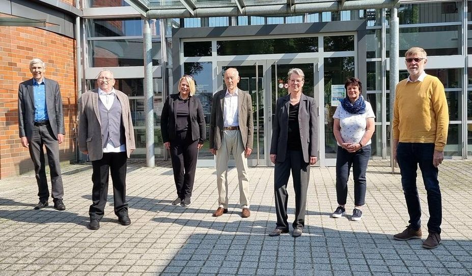 Bürgermeister Torsten Rohde verabschiedete gemeinsam mit der Direktorin des Amtsgerichts die scheidenden Schiedsleute und begrüßte ihre Nachfolger. Foto: nek