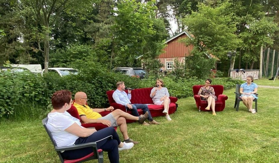 Marc Breitenfeld tourt mit dem roten Sofa durch die Gemeinde Gnarrenburg.