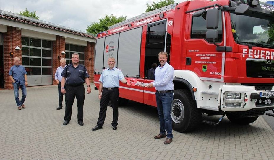 Bürgermeister Guido Dieckmann (v. re.), Ortsbrandmeister Stefan Krohn, Gemeindebrandmeister Ralf Meyer, Ausschussvorsitzender Wilfried Windhorst und Ortsvorsteher Harald Michaelis bei der Übergabe.