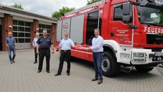 Bürgermeister Guido Dieckmann (v. re.), Ortsbrandmeister Stefan Krohn, Gemeindebrandmeister Ralf Meyer, Ausschussvorsitzender Wilfried Windhorst und Ortsvorsteher Harald Michaelis bei der Übergabe.