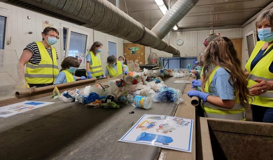 Mit Unterstützung durch Annemarie Lampe von der ASO (links), Antje Kappel (BioS) und Christine Strudthoff (rechts) sortierten die Rainbow-Kids aus der Drosselstraße den dort gesammelten Müll. Foto: nek