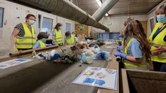 Mit Unterstützung durch Annemarie Lampe von der ASO (links), Antje Kappel (BioS) und Christine Strudthoff (rechts) sortierten die Rainbow-Kids aus der Drosselstraße den dort gesammelten Müll. Foto: nek