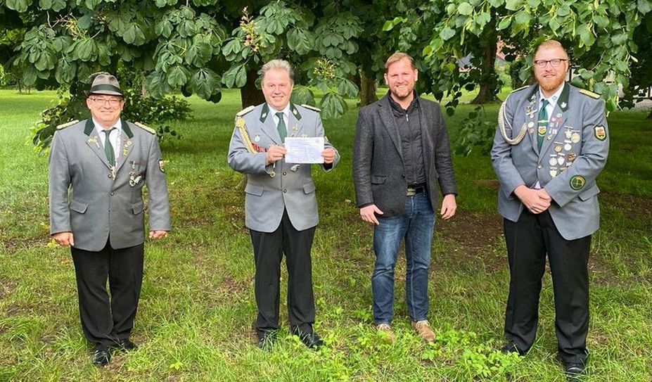 Beim Böllerschießen mit von der Partie (v.li.): Schützenkönig Karsten Renken, Geschäftsführer Wilfried Schröder, Marc Breitenfeld sowie der Vizekönig Marvin Monsees.