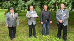 Beim Böllerschießen mit von der Partie (v.li.): Schützenkönig Karsten Renken, Geschäftsführer Wilfried Schröder, Marc Breitenfeld sowie der Vizekönig Marvin Monsees.