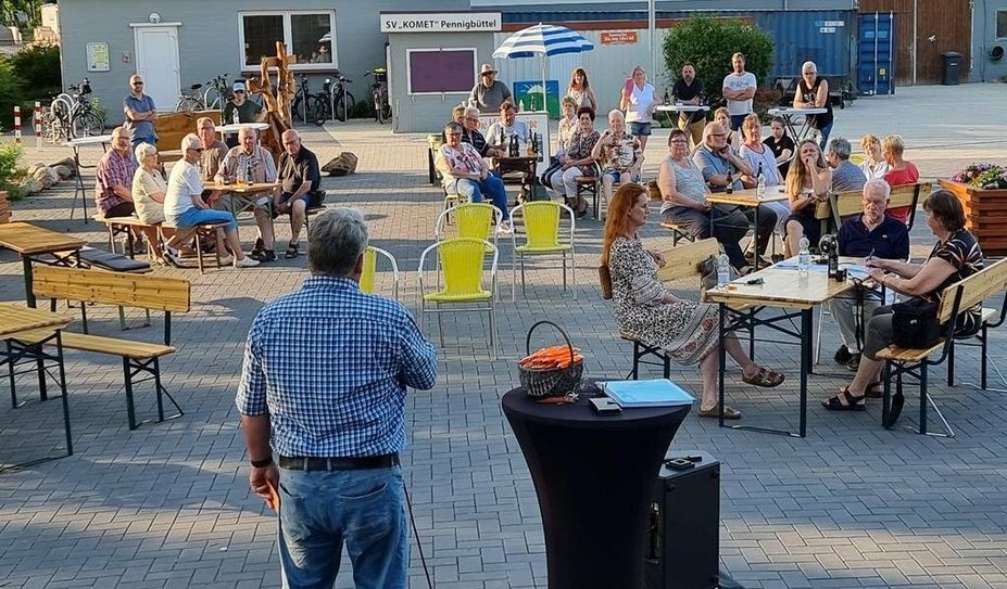 Müller, Kassenwart des Vereins Pro Pennigbüttel, konnte bei „Pennigbüttel schnackt“ - open air verkünden, dass das Projekt Dorfplatz vollständig abgeschlossen ist. Foto: nek