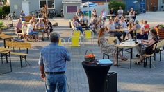 Müller, Kassenwart des Vereins Pro Pennigbüttel, konnte bei „Pennigbüttel schnackt“ - open air verkünden, dass das Projekt Dorfplatz vollständig abgeschlossen ist. Foto: nek