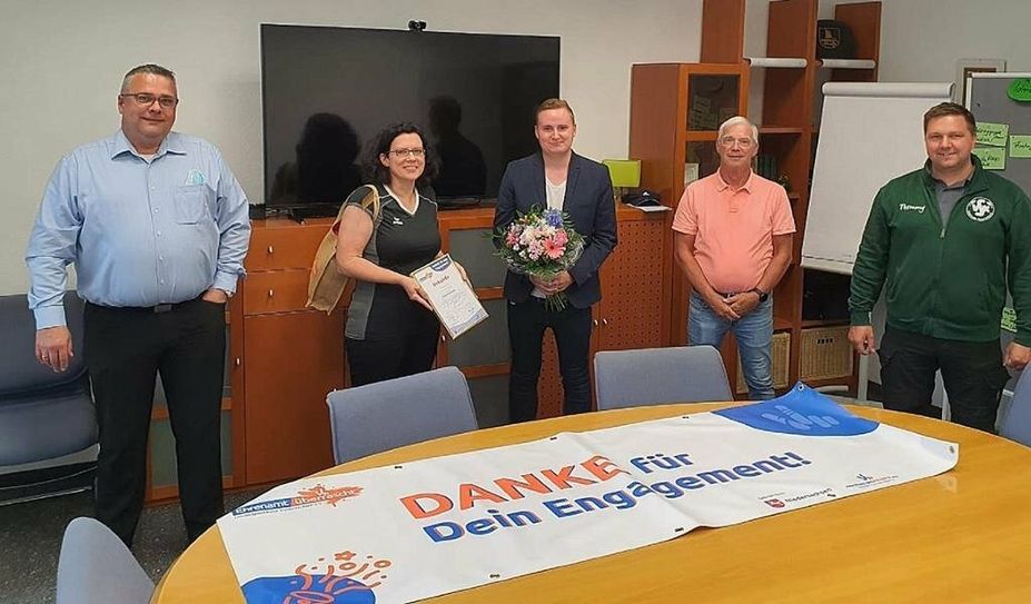 Für die Ehrung im Rahmen der Aktion „Ehrenamt überrascht“ fanden sich beim VSK Osterholz-Scharmbeck (von links nach rechts) Carsten Brinkmann (1. Vorsitzender), die Geehrte Tanja Motscha, Lars Wellbrock (3. Vorsitzender VSK sowie Vorsitzender der Sportjugend im Kreissportbund), Jürgen Linke (stellvertretender Vorsitzender Organisations- und Vereinsentwicklung im Vorstand des Kreissportbundes) und Thomas Müller (Spartenleiter Tauchen) ein.