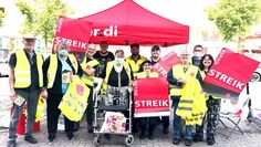 Vergangene Wochen tragen mehrere Mitarbeiter:innen der Marktkauf-Filiale am Pumpelberg in einen Warnstreik. Unterstützt wurden sie vom Bundestagskandidaten der Linken, Mizgin Ciftci. Foto: eb