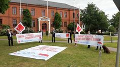 Mit Transparenten machten Mitglieder von ver.di und der Linken gemeinsam mit Bürgermeister Torsten Rohde auf ihre Forderungen nach mehr Geld für die Kommunen aufmerksam. Foto: eb