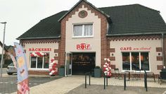 Sieht wieder aus wie früher: Das neue Café am Brink in Hambergen. Unten: Michael Rolf-Pissarczyk, Ina Engelke, Jorit Rolf-Pissarczyk und Ursula Pissarczyk im Café.