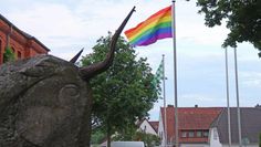 Versprochen ist versprochen: Am internationalen Tag gegen Homophobie wurde keine Fahne gehisst, weil man keine hatte. Man versprach aber, eine zum Christopher Street Day zu organisieren.