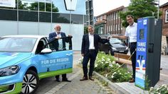 Frank Wassermann öffnet Türen für eine nachhaltige Zukunft, während Jens Themsen die Kundenkarte an Jürgen Möller weiterreicht (v.l.n.r.).