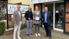 Matthias Kook, Tom Kreyenhop, Michelle Hanschen und Olaf Bargemann vor dem Sitz der GutsKinderPflege in Lilienthal. Foto: an