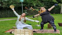 Mit Gesang, Tanz und Instrumenten versuchten das Häschen (Lena Kluger) und die fröhliche Kuh (Franziska Steinhaus) den weisen Kranich Barbur auf die Wiese des Kindergarten Ritterhuder Straße zu locken. Foto: nek