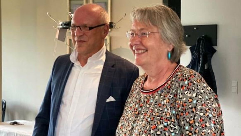 Thomas Hinkelmann wird von Gertrud Milthaler an der Spitze des Rotary Clubs Osterholz-Scharmbeck abgelöst.