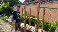 Mit vereinten Kräften läuft das halt: Gemeinsam mit Bastian Just von der Worpsweder Firma Stick &amp; Stones sowie Johannes Scholz (Foto) von der Mosterei Fabelhof hat Marcus Beyer bereits einen Spielzeugschrank am Spielplatz Neu Osterwede errichtet.