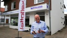 Hartmut Köhlmann stellt am Standort in Bremervörde Schlafsysteme von Lattoflex vor.