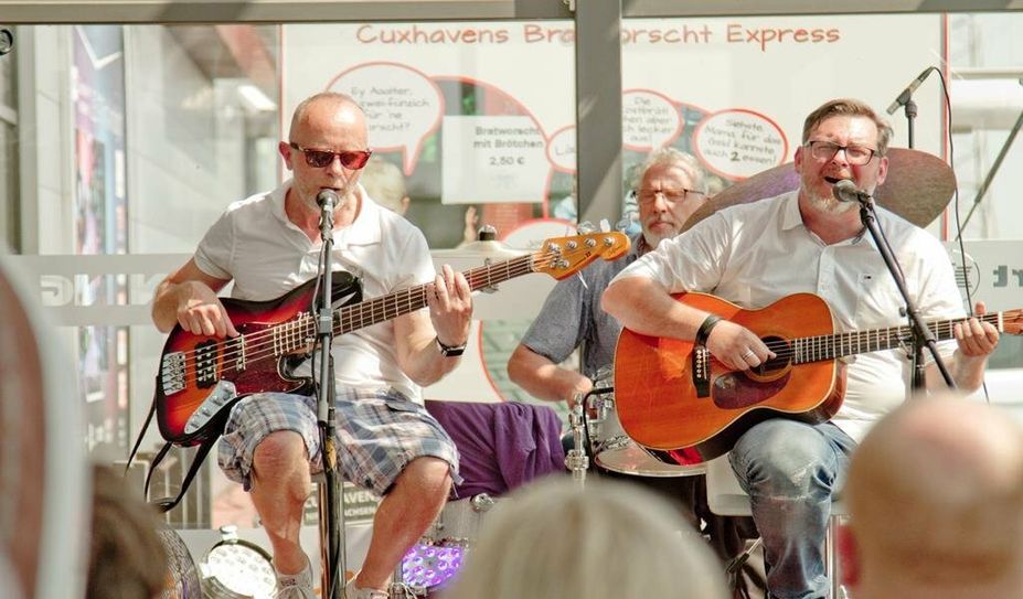 Eine Reise in die Rock-Geschichte der 60er, 70er, 80er und 90er Jahre bietet das Dean Collins Trio.