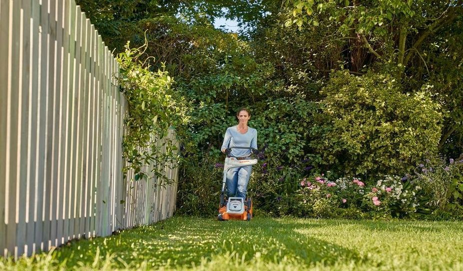 Lieber öfter mähen, aber nicht zu kurz: So kommt der Rasen gut durch den Sommer.