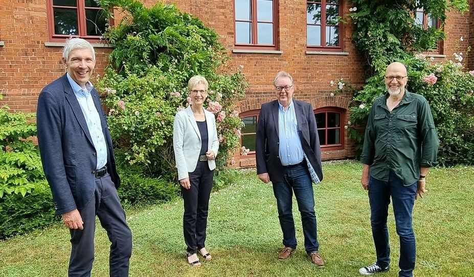 Bürgermeister Torsten Rohde, Fachbereichsleiterin Susanne Fedderwitz und die Srniorenbeiratsmitglieder Harry Schnackenberg und Rolf Bellmann freuen sich auf viele engagierte Ü60-er, die sich aktiv an der Mitarbeit im Seniorenbeirat beteiligen wollen. Foto:nek