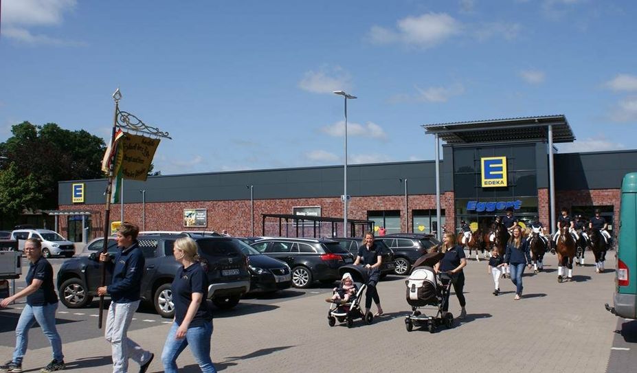 Der Reitverein Kutenholz bei einer Dankeschön-Aktion vor dem Edeka-Markt.