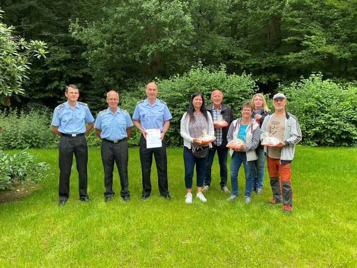 Oben: Die Teams der Logistikschule der Bundeswehr aus Garlstedt und die „Freebiker AX“ aus Axstedt.
Links: Der zweitplatzierte Andreas Fuhrken (links) und der erstplatzierte Carsten Berg.