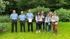 Oben: Die Teams der Logistikschule der Bundeswehr aus Garlstedt und die „Freebiker AX“ aus Axstedt.
Links: Der zweitplatzierte Andreas Fuhrken (links) und der erstplatzierte Carsten Berg.