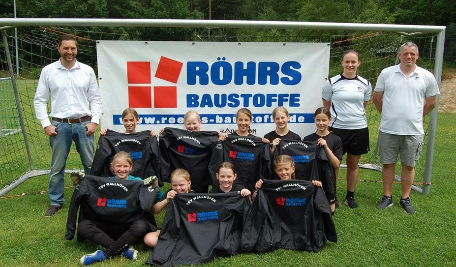 V.l.: Rolf Dammann (Niederlassungsleiter Röhrs Baustoffe Hambergen), das Trainerteam Jana Hollmann und Ralf Leffers sowie die Mannschaft bei der Spendenübergabe.