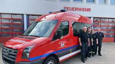 Es freuen sich über das neue Fahrzeug (v.l.n.r.): Torsten Diegner (Jugendfeuerwehr), Hendrik Schumacher, Isabell Heese (Kinderfeuerwehr) und Olav Heese (Ortsbrandmeister).