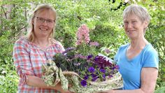 ABS-Mitarbeiterin Anette Brunkhorst (links) überraschte Marita Priwitzer und bedankte sich mit einem Blumenstrauß.