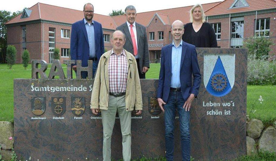 Der Fraktionsvorsitzende Reinhard Lindenberg (hinten Mitte) freut sich über die aufgestellten Kandidat:innen.