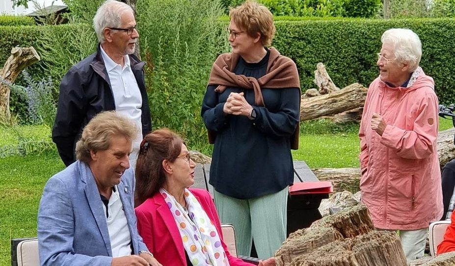 Niedersachens Ministerin für Soziales, Gesundheit und Gleichstellung, Daniela Behrens nahm die Gelegenheit zu einem Bürgergespräch an der Mühle von Rönn wahr. Von links: Jörg Monsees, Werner Schauer, Bettina Engel, Daniela Behrens und Brigitte Escherhausen.