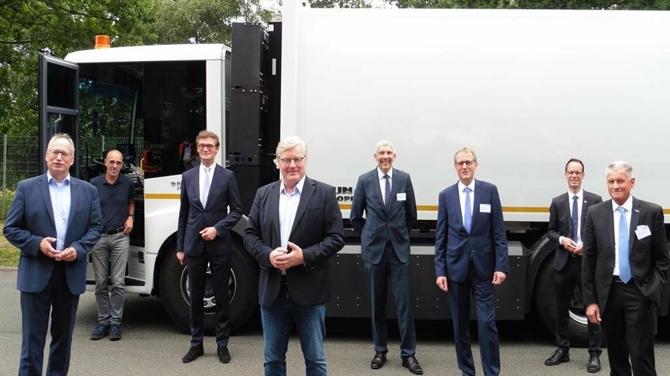 Wirtschaftsminister Bernd  Althusmann (Vierter von links) ist überzeugt, dass FAUN eine große Rolle in Niedersachsens Wasserstoffstrategie spielen wird. Foto: mf