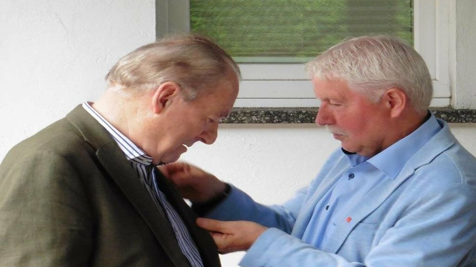 Hans-Dieter von Friedrichs wird von Klaus Sass für 60 Jahre Mitgliedschaft in der SPD geehrt.
