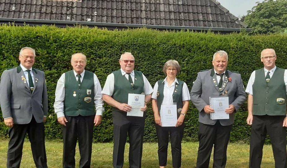 Bürgermeister Stefan Schwenke, 3. Vorsitzender Alfred Girschner, Reinhard Gieschen, Hildegard Schriefer, Uwe Stelljes und der 1. Vorsitzende Heino Wiechmann (v. li.)