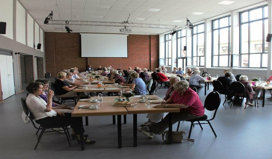 Mehr als 50 Männer und Frauen tauschten sich in der Feldhofhalle aus.