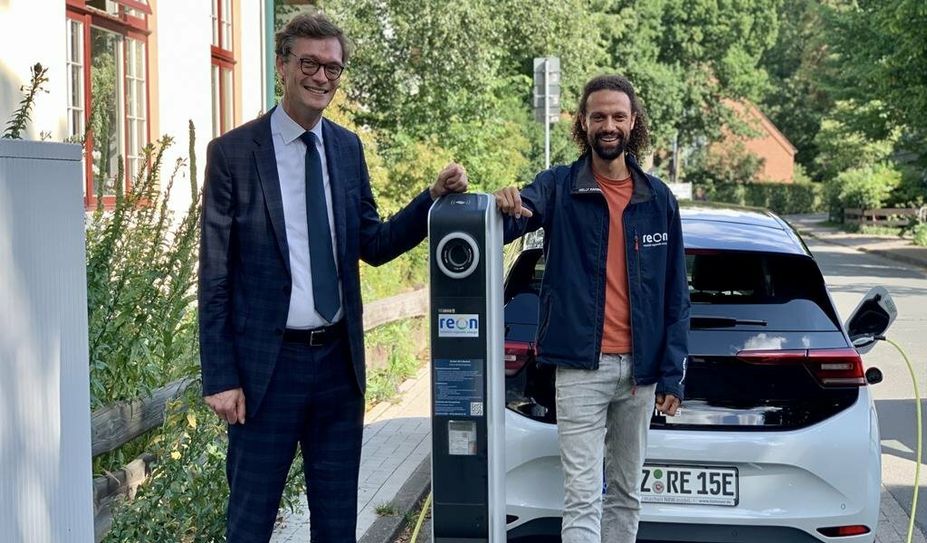 Tangermann und Lemar Schwarz an einer neuen Ladesäule vor dem Lilienthaler Rathaus. Insgesamt vier Ladepunkte werden dort von der Reon AG betrieben. Foto: an