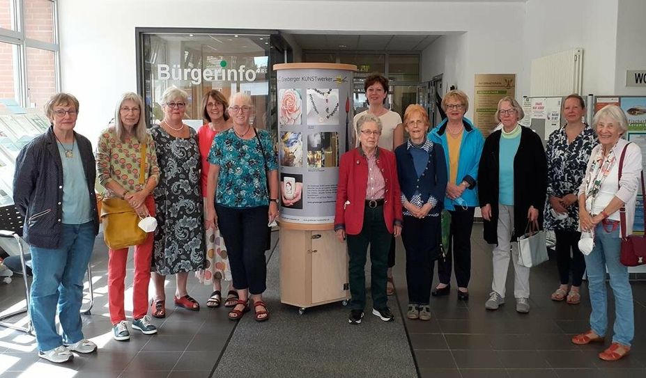 Die Grasberger Kunstwerker übergaben ihre „Litfaßsäule“, die ursprünglich Werbung für das Findorff-Jahr tragen sollte, an die Gemeinde. Foto: eb